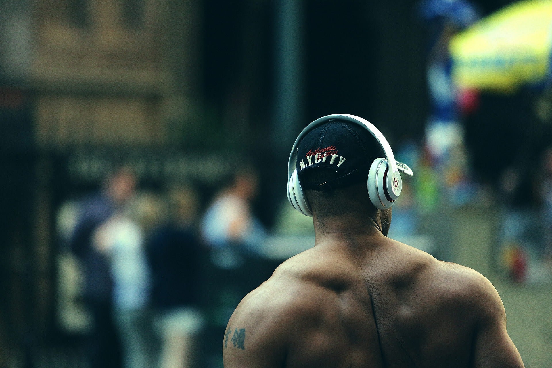 5 Top Rated Headphones for the Gym – EarHugz®